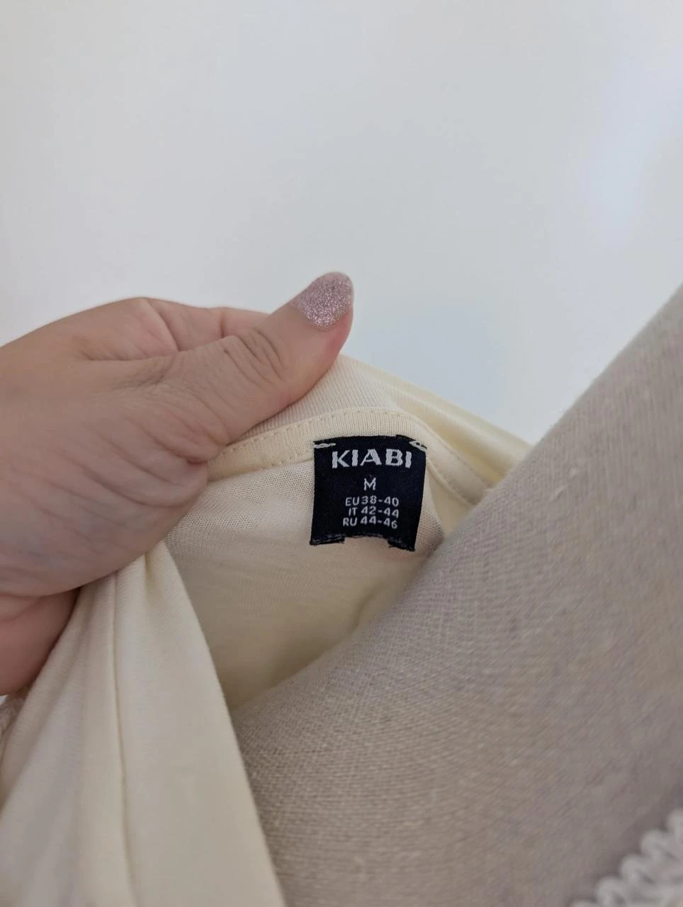 T-shirt creme e colete de malha integrado Kiabi | M – photo 3
